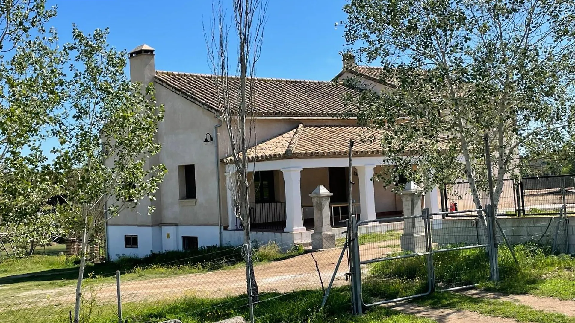 Casa Rural La Charquera contacts